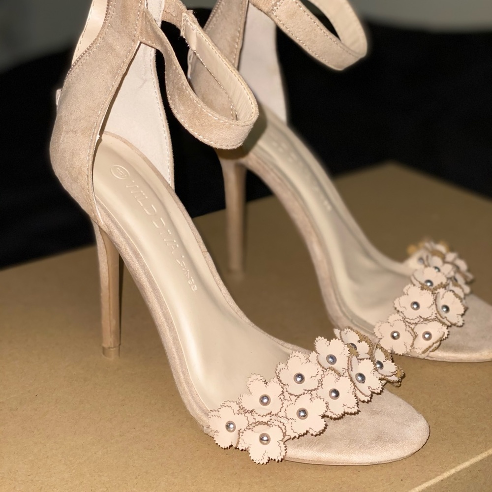 Tan heels - Picture 4 of 4